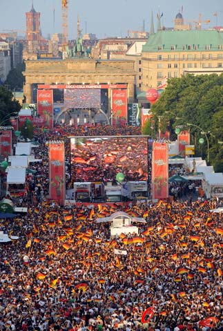 九游官方网站-包含出色发挥首场状态出色，德国队观众沸腾！，阿扎伦卡重返赛场引发球迷热议的词条